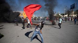 Empleados de fábricas protestan para exigir aumentos salariales, el miércoles 23 de febrero de 2022, en Puerto Príncipe, Haití