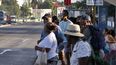 Varias personas esperan un ómnibus en La Habana mientras los diputados del Parlamento unicameral cubano debaten sobre la nueva Constitución.