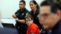 El autor de la masacre escolar en Parkland, Nikolas Cruz, es escoltado de la corte luego de recibir su sentencia en el tribunal del condado Broward, el miércoles 2 de noviembre de 2022, en Fort Lauderdale, Florida.