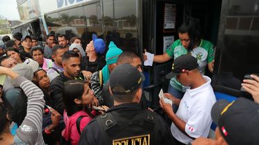 Las personas hacen filas para montarse en los autobuses del corredor humanitario que Ecuador habilitó para que los venezolanos llegaran a Perú de manera más fácil. 