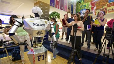 El prototipo robótico TeleBot combina elementos de telepresencia y de robótica y, a diferencia de su versión de la gran pantalla, éste no se espera que cause daño a las personas o la propiedad. (AP)