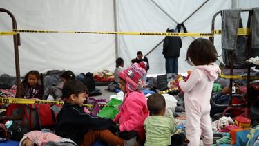 Vista de un grupo de niños migrantes centroamericanos mientras descansaban en México antes de alcanzar la frontera con EEUU.