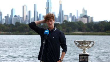 Jannik Sinner de Italia habla en un evento de prensa con el trofeo Norman Brookes Challenge Cup luego de su victoria contra el alemán Alexander Zverev en el partido final individual masculino del torneo de tenis Abierto de Australia en Melbourne el 27 de enero de 2025. 