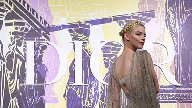 La actriz y modelo argentino-británica nacida en Estados Unidos Anya Taylor-Joy posa durante el photocall antes del desfile de modas Dior Croisiere (Cruise) 2022, en el Estadio Panatenaico, en Atenas, el 17 de junio de 2021.&nbsp;