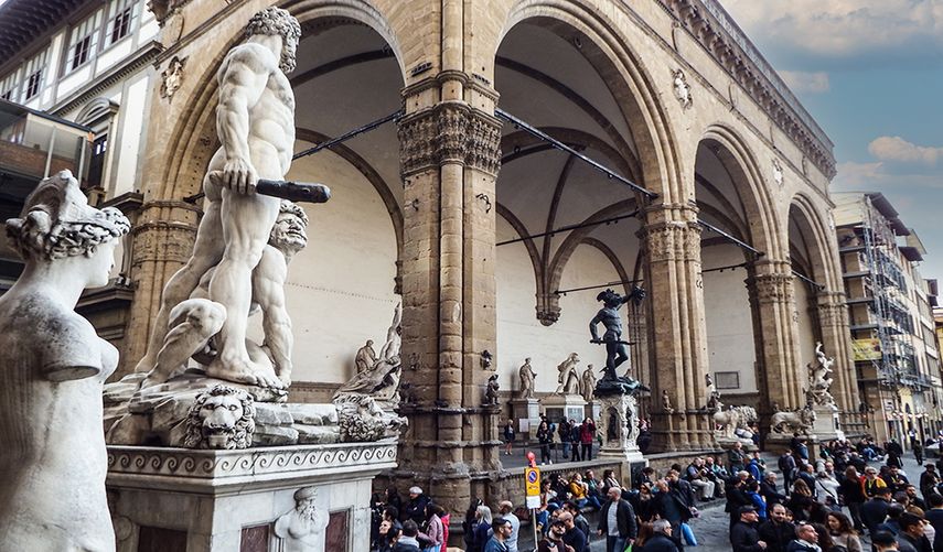 Loggia dei Lanzi, con esculturas que formaron parte de la colección de los Médici.