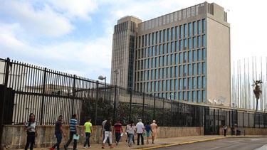 Cubanos hacen fila a las afueras de la embajada de EEUU en La Habana.