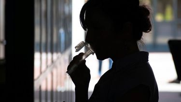 Una estudiante ofrece su saliva para una prueba experimental para portadores del COVID-19 asintomáticos en UC Berkeley el 23 de junio del 2020.