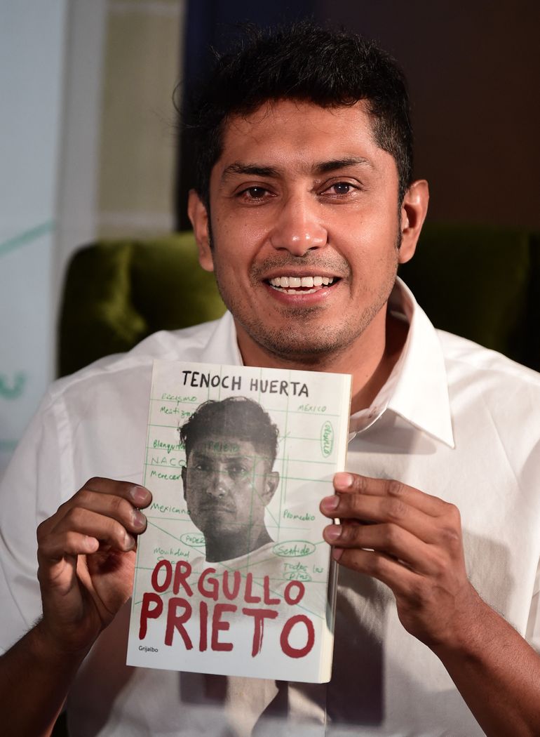 El actor mexicano Tenoch Huerta habla durante una conferencia de prensa para la presentación de su libro Orgullo Prieto en la Ciudad de México, el 18 de noviembre de 2022.
