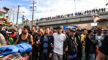 Migrantes centroamericanos marchan en la zona norte de&nbsp;Tijuana a la garita peatonal de El Chaparral con el objetivo de solicitar asilo ante autoridades estadounidenses.
