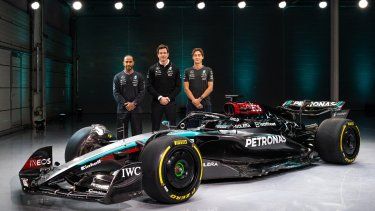 Una imagen publicada por Mercedes el 14 de febrero muestra al piloto británico del equipo George Russell (derecha), al director del equipo Toto Wolff (centro) y al piloto británico Lewis Hamilton (izquierda) posando con su nuevo Mercedes-AMG F1 W15 E Performance Fórmula 1. coche durante el lanzamiento de la temporada 2024, en Silverstone el 14 de febrero de 2024. &nbsp;