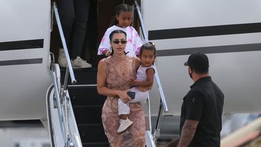 Kim Kardashian con algunos de sus hijos a su llegada a Rep&uacute;blica Dominicana.&nbsp;
