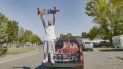 En esta fotografía del 6 de octubre de 2020 proporcionada por Ocean Spray Nathan Apodaca con su patineta en la cajuela de una camioneta con productos de Ocean Spray en Idaho Falls, Idaho. El trabajador de una planta procesadora Nathan Apodaca se hizi famoso con un video de TikTok cantando “Dreams” de Fleetwood Mac mientras bebe jugo de arándano montado en una patineta en una autopista de Idaho. En esta fotografía del 6 de octubre de 2020 proporcionada por Ocean Spray Nathan Apodaca con su patineta en la cajuela de una camioneta con productos de Ocean Spray en Idaho Falls, Idaho. El trabajador de una planta procesadora Nathan Apodaca se hizi famoso con un video de TikTok cantando “Dreams” de Fleetwood Mac mientras bebe jugo de arándano montado en una patineta en una autopista de Idaho.