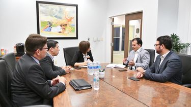 Ricardo Roselló en una jornada de reuniones con la presidenta de la Cámara Hispana de Comercio de Orlando, Gaby Ortigoni, y miembros de su directiva.