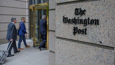 Personal del diario entra al edificio sede del periódico The Washington Post.