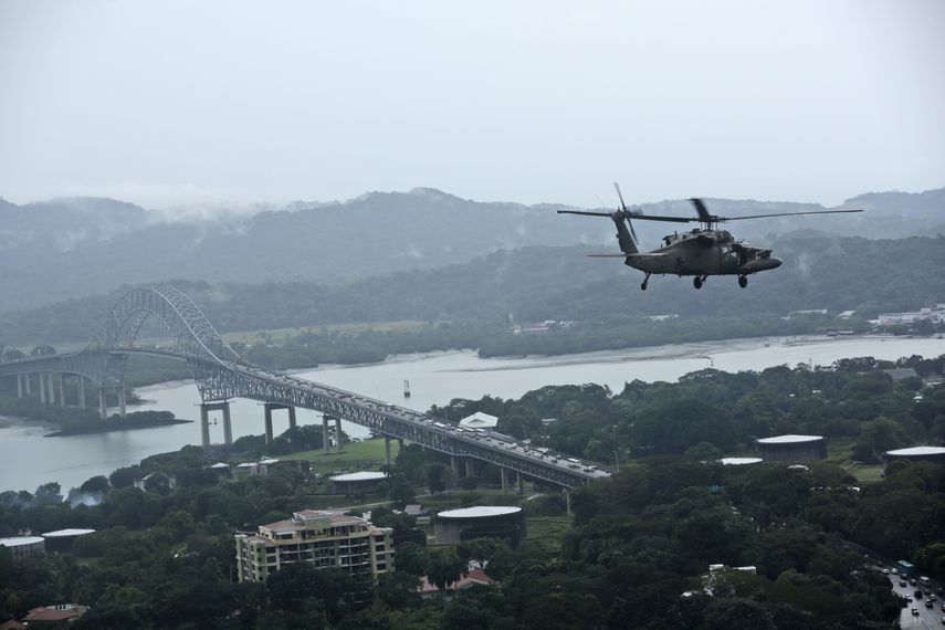 En esta foto de archivo del 6 de diciembre de 2019, un helic&oacute;ptero Black Hawk militar de EEUU vuela sobre el lado del Pac&iacute;fico del Canal de Panam&aacute; mientras viaja a la provincia de Dari&eacute;n para proporcionar asistencia humanitaria en Panam&aacute;. Las autoridades del Canal de Panam&aacute; informaron el lunes 13 de enero de 2019 que cobrar&aacute;n un nuevo cargo a sus clientes navieros por el uso de agua dulce durante su tr&aacute;nsito.&nbsp;
