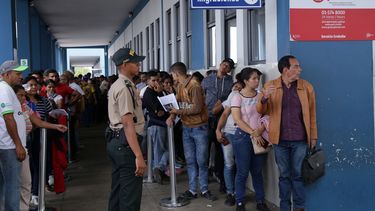Según cifras brindadas a Efe por la Cancillería, el día de entrada en vigor de la visa humanitaria, el sábado pasado, se solicitaron en el Centro Binacional de Atención Fronteriza de Tumbes, situado en la frontera con Ecuador, un total de 3.753 solicitudes de refugio, que beneficiaron a 4.475 personas
