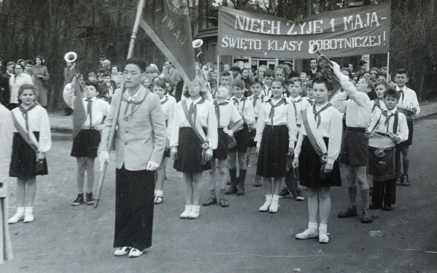 Una fotocopia de una fotograf&iacute;a sin fecha proporcionada por la Escuela Primaria 5 en Otwock muestra a estudiantes norcoreanos y polacos en su escuela en Otwock, donde vivieron y estudiaron hu&eacute;rfanos norcoreanos en la d&eacute;cada de 1950.&nbsp;