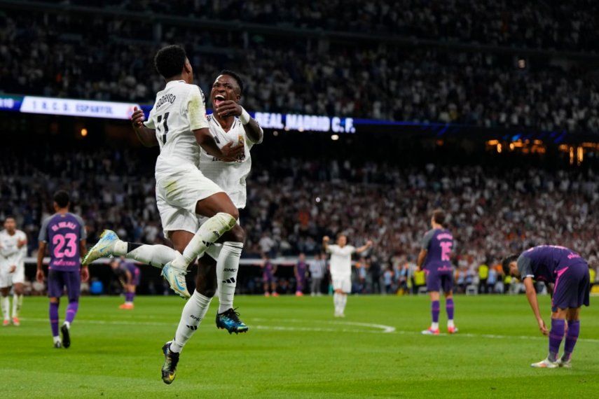 Rodrygo celebra con su compañero del Real Madrid, Vinícius Júnior tras anotar el tercer gol de su equipo en el encuentro ante el Espanyol en la liga española el sábado 21 de septiembre del 2024.&nbsp;