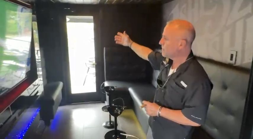 Rodríguez muestra el interior de su negocio.