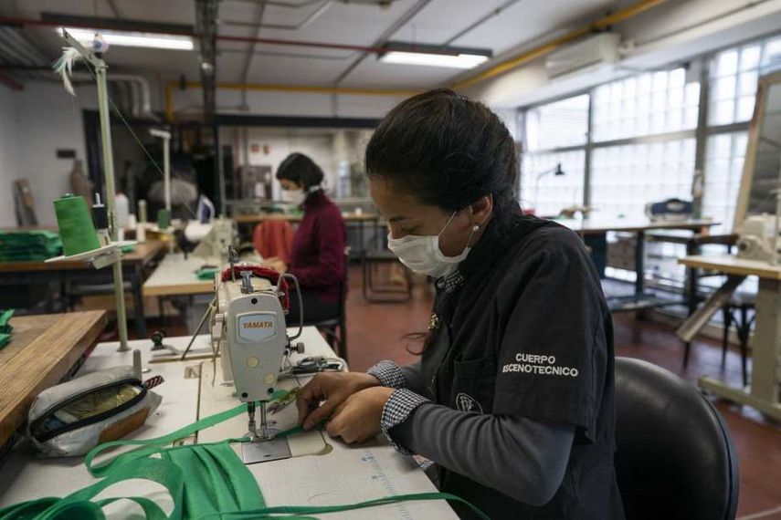 Milagros Galeano hace tapabocas en el Teatro Col&oacute;n en Buenos Aires, Argentina, el mi&eacute;rcoles 22 de abril de 2020.&nbsp;&nbsp;