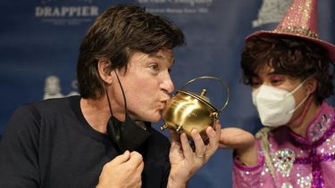 El Hombre del Año 2022 de Hasty Pudding Theatricals de la Universidad de Harvard, el actor Jason Bateman, a la izquierda, besa la caldera de pudín en una conferencia de prensa tras de recibir el premio del grupo teatral en Cambridge, Massachusetts, el jueves 3 de febrero de 2022.&nbsp;