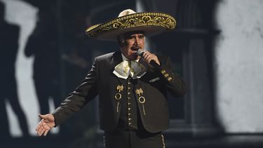 Vicente Fernández interpreta un popurrí en la 20a entrega del Latin Grammy el 14 de noviembre de 2019 en Las Vegas. El cantante mexicano falleció a los 81 años en México.