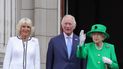 La reina Isabel II de Gran Bretaña saluda a la multitud desde el balcón del Palacio de Buckingham junto a Camilla, duquesa de Cornualles, y el príncipe Carlos, príncipe de Gales, al final del evento de platino en Londres, el 5 de junio de 2022 como parte de la celebraciones del jubileo de platino.