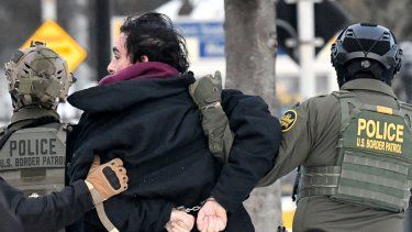 Agentes de ICE se llevan arrestado a uno de los revoltosos de la extrema izquierda durante una protesta en Minnesota.