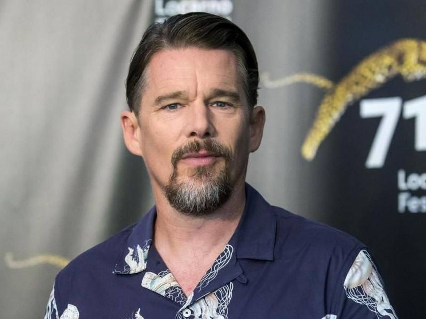 Hawke recibió el premio a la Excelencia de Locarno con una sonrisa radiante y pose victoriosa.&nbsp;