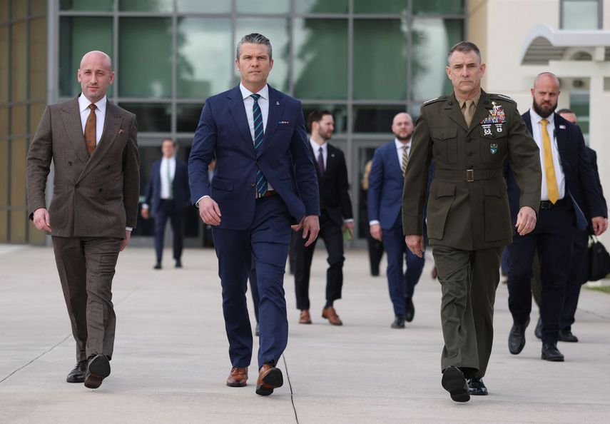 El jefe del Comando Sur Francis L. Donovan (derecha) junto al secretario de Defensa, Pete Hegseth, (centro) y el asesor principal de seguridad nacional Stephen Miller.