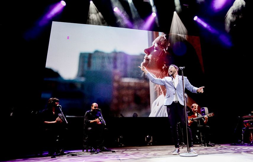 Banda de músicos acompaña a Miguel Poveda, durante un concierto en el Teatro Real de Madrid, el 2 de febrero de 2022.