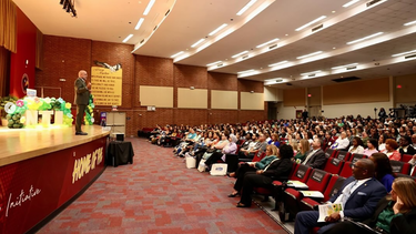 El superintendente escolar de Miami-Dade, José L. Dotres, da la bienvenida a nuevos maestros en el condado