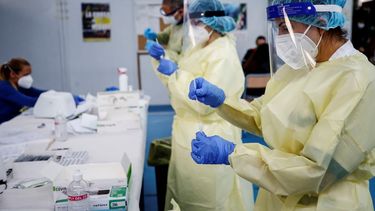 Personal m&eacute;dico realiza pruebas r&aacute;pidas de COVID-19 en una escuela secundaria en Roma, el lunes 28 de septiembre de 2020.&nbsp;