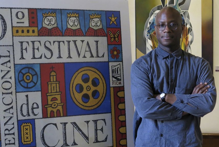 El cineasta estadounidense Barry Jenkins posa junto a un afiche del Festival Internacional de Cine de Morelia en Morelia, México, el 25 de octubre de 2022.