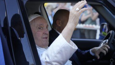 El papa Francisco saluda desde un coche tras salir del hospital policlínico universitario Agostino Gemelli en Roma, el 16 de junio de 2023, nueve días después de someterse a una operación abdominal. 