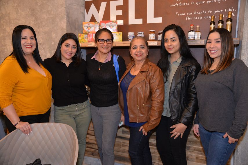 Karen Zavala, Karen Lewis, Gianina Roman, Carmen Feijoo, Samantha Cabanilla y Alba Ríos.