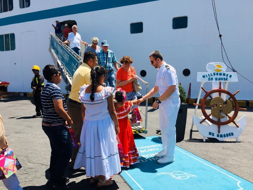 Pese a la amenaza de la pandemia de coronavirus, el r&eacute;gimen sandinista expone a ni&ntilde;os al enviarlos a recibir a turistas europeos del Crucero Amadea, el pasado 15 de marzo.