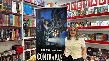 La escritora Teresa Valera posa con el cartel del libro Contrapaso. Mayores con repartos en una rueda de prensa.