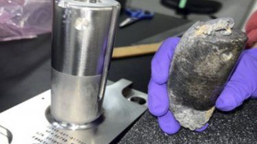 Esta fotografía sin fecha proporcionada por la NASA muestra un trozo de basura espacial de equipo desechado de la Estación Espacial Internacional. El objeto cilíndrico que perforó el techo de una vivienda en Naples, Florida, el 8 de marzo de 2024 fue enviado al Centro Espacial Kennedy en Cabo Cañaveral, Florida, para su análisis.&nbsp;