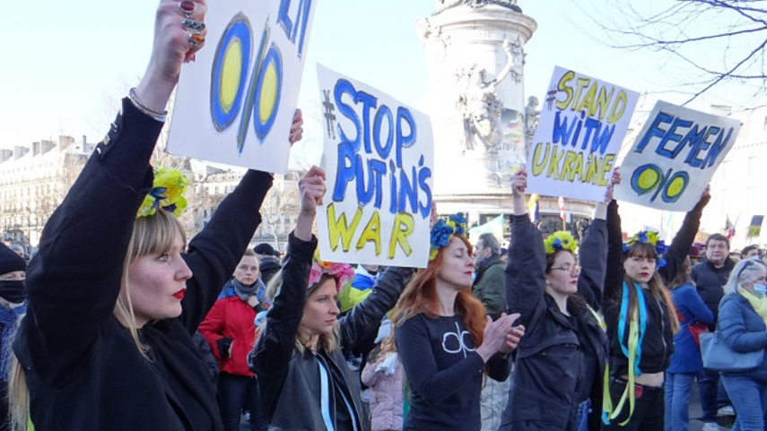 Protestan en París contra invasión rusa a Ucrania