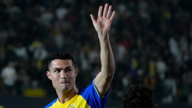 Cristiano Ronaldo agradece al público durante su presentación oficial como nuevo jugador del Al-Nassr, en Riad, Arabia Saudí, el martes 3 de enero de 2023&nbsp;