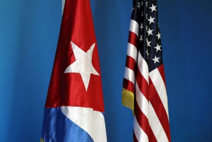 Banderas de Cuba y Estados Unidos.
