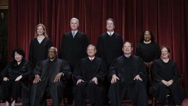 De izquierda a derecha los jueces: Sonia Sotomayor, Clarence Thomas, el presidente del Tribunal Supremo John Roberts, Samuel Alito y Elena Kagan. De pie y de izquierda a derecha los magistrados, Amy Coney Barrett, Neil Gorsuch, Brett Kavanaugh y Ketanji Brown Jackson.