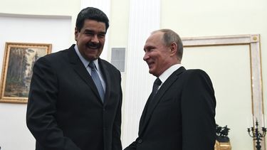 El presidente ruso, Vladímir&nbsp;Putin&nbsp;(d), saluda a Nicolás&nbsp;Maduro&nbsp;(i), antes de su reunión en el Kremlin de Moscú (Rusia) el 4 de octubre de 2017.&nbsp;