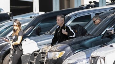 El empresario brasile&ntilde;o Eike Batista, al centro, es escoltado hacia una estaci&oacute;n de polic&iacute;a en R&iacute;o de Janeiro, Brasil, el jueves 8 de agosto de 2019.