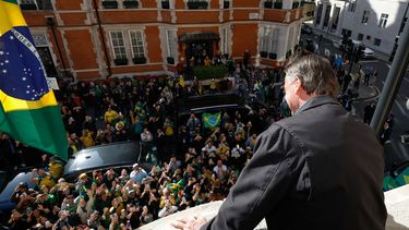 &nbsp;Jair Bolsonaro en un balcón de la embajada de Brasil en Londres el 18SEP22.