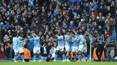 El delantero egipcio #07 del Manchester City, Omar Marmoush (3R), es acosado por sus compañeros de equipo después de anotar el primer gol durante el partido de fútbol de la Premier League inglesa entre el Manchester City y el Wolverhampton Wanderers en el Etihad Stadium en Manchester, noroeste de Inglaterra, el 24 de enero de 2026.
