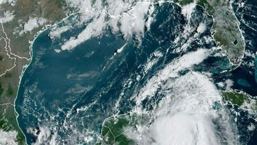 Esta imagen obtenida de la Administración Nacional Oceánica y Atmosférica (NOAA) muestra la tormenta tropical Idalia (abajo a la derecha) acercándose a Cuba el 28 de agosto de 2023.