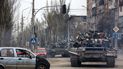 Tanques rusos marchan por una calle en una zona controlada por fuerzas separatistas con apoyo ruso en Mariúpol, Ucrania, el sábado 23 de abril de 2022. 