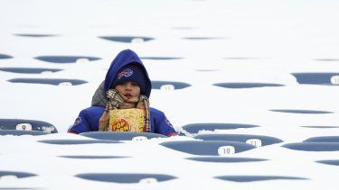 Un aficionado de los Buffalo Bills se sienta entre asientos llenos de nieve al inicio de un juego de wild-card de la NFL entre los Buffalo Bills y los Steelers de Pittsburgh, el lunes 15 de enero de 2024, en Buffalo, Nueva York.&nbsp;